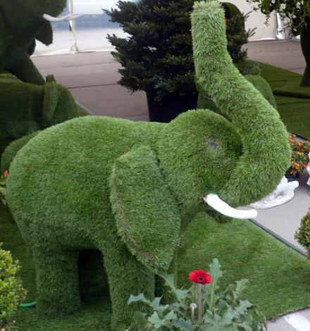 Слон - фигура из искусственной травы